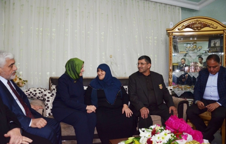 Bakan Kaya Kilis’te Şehit Ailesini Ziyaret Etti