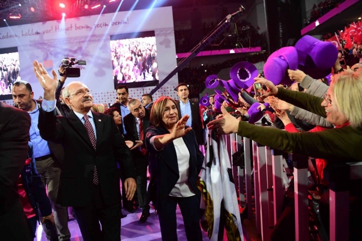 Balçova’nın Mor Şapkalı Kadınları Dikkat Çekti