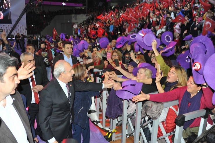 Balçova’nın Mor Şapkalı Kadınları Dikkat Çekti