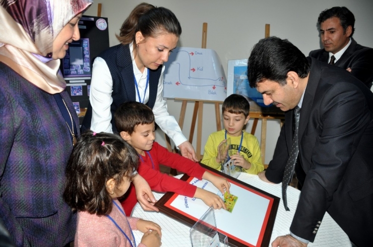 Elleri Minik, Yürekleri Kocaman