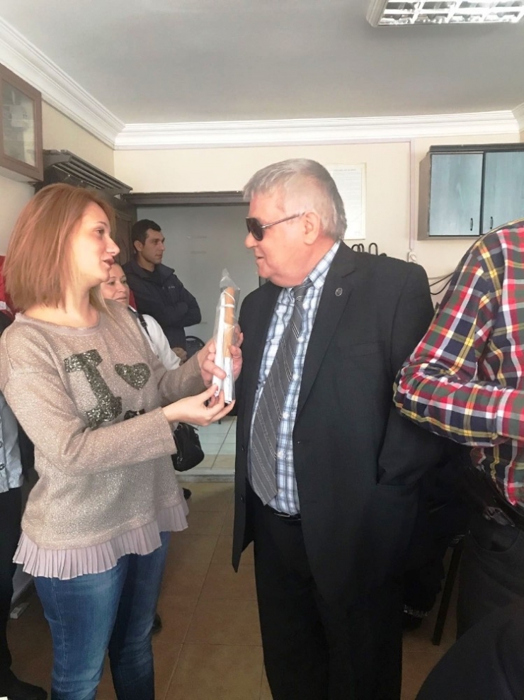 Görme Engellilere Baston Ve Konuşan Saat