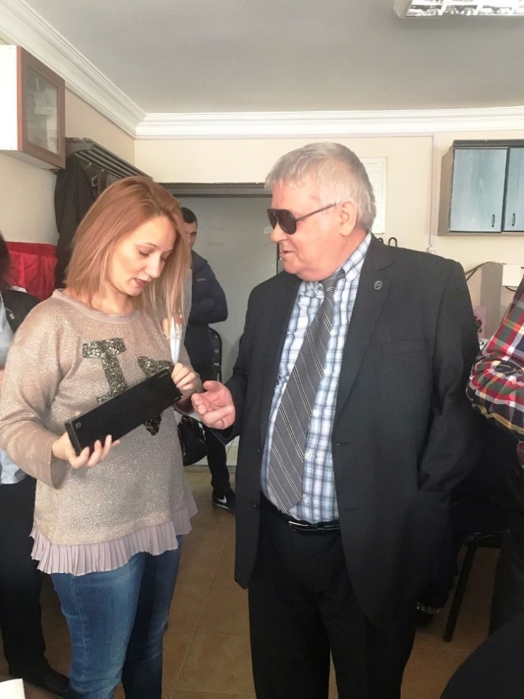 Görme Engellilere Baston Ve Konuşan Saat