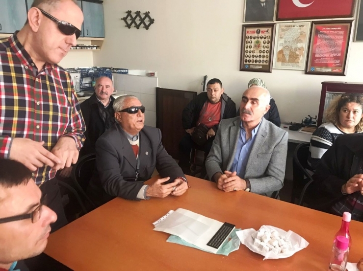 Görme Engellilere Baston Ve Konuşan Saat