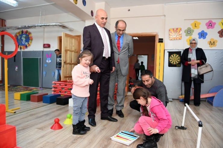 Ali Korkut, Erzurum Özel Eğitim Uygulama Merkezini Ziyaret Etti