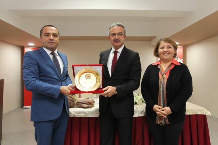 Başkan Köşker Deneyimlerini Gençlerle Paylaşıyor