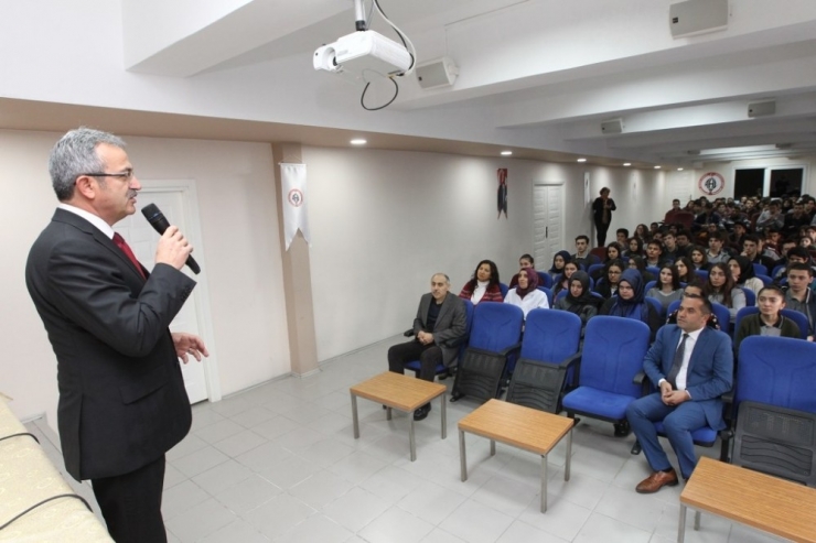 Başkan Köşker Deneyimlerini Gençlerle Paylaşıyor