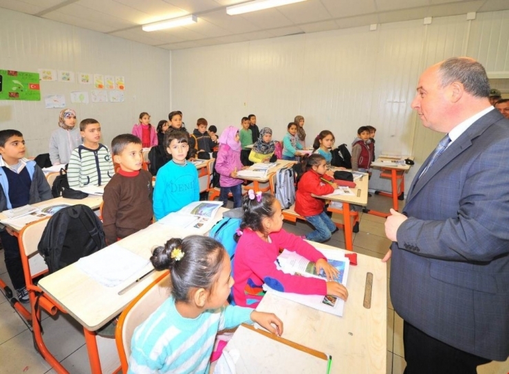 Suriyeli Çocuklara Uyum Seti Dağıtıldı