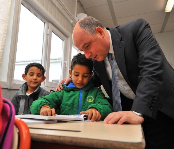 Suriyeli Çocuklara Uyum Seti Dağıtıldı