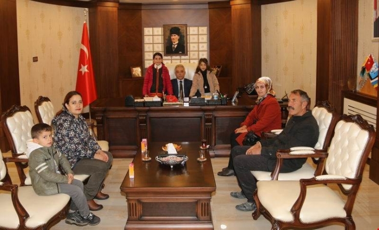 Vali Ve Doktor Olmak İsteyen Öğrencilerden Vali Toprak’a Ziyaret