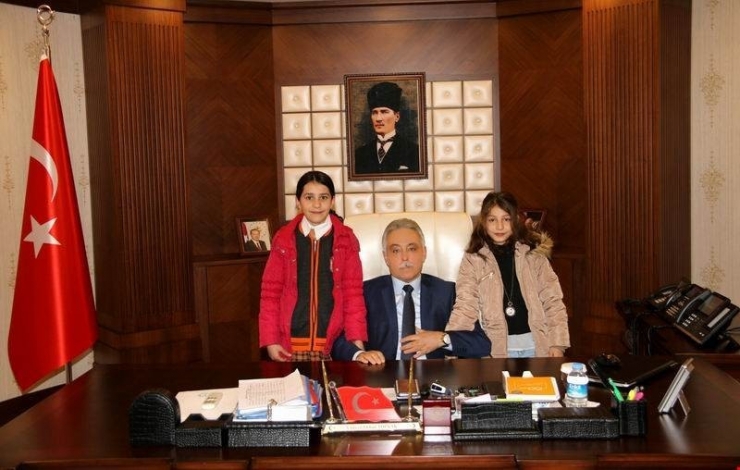 Vali Ve Doktor Olmak İsteyen Öğrencilerden Vali Toprak’a Ziyaret