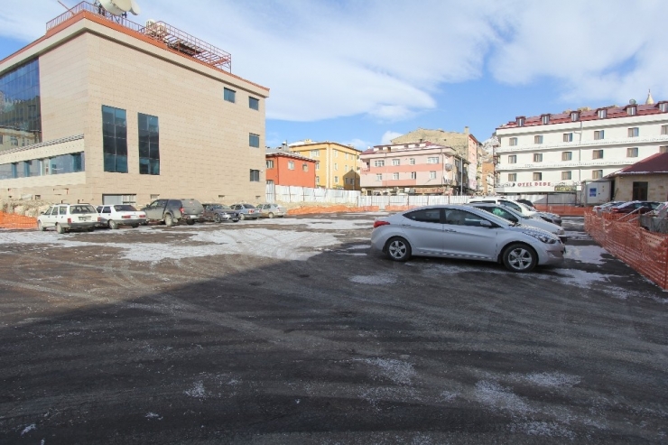 Kapalı Otoparkın Üst Kısmı Geçici Olarak Araç Parkına Açıldı