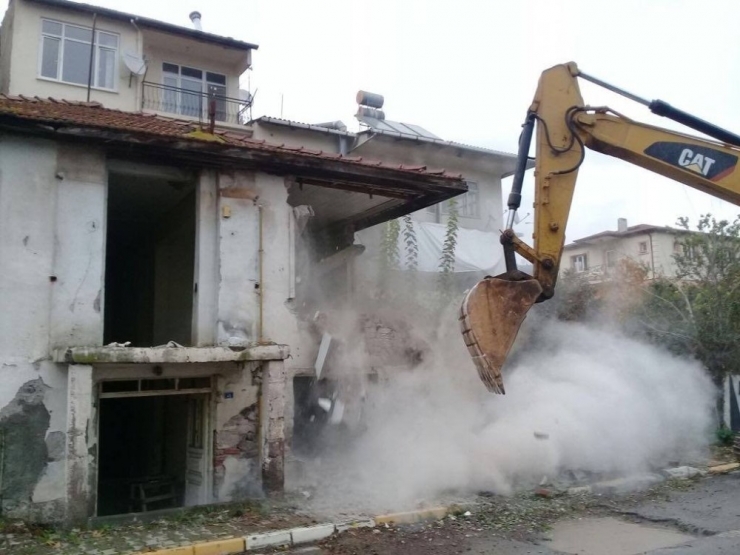 Körfez’de Kaçak Yapılarla Mücadele Sürüyor