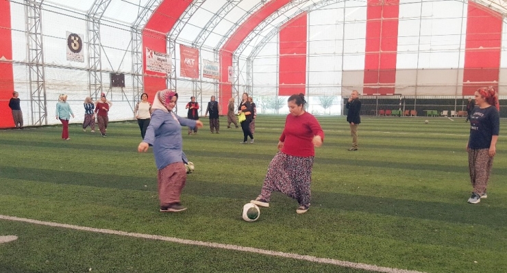 Kadınlardan Davullu Zurnalı Şalvarlı Futbol Maçı