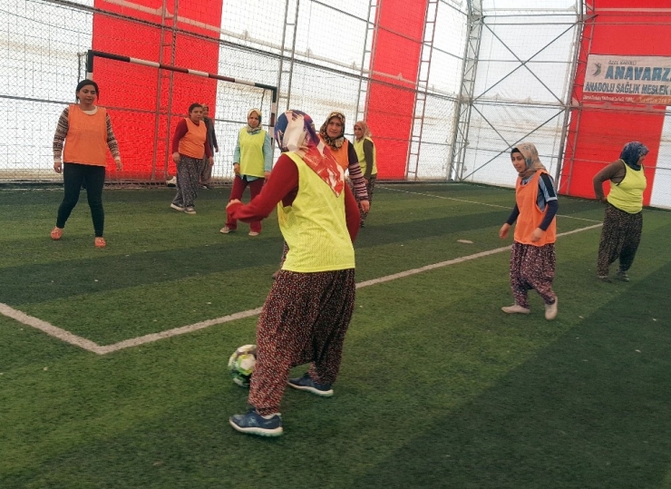 Kadınlardan Davullu Zurnalı Şalvarlı Futbol Maçı