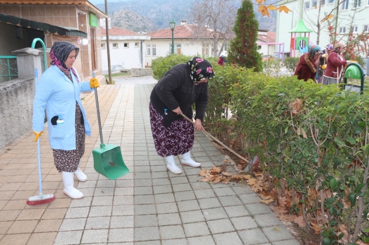 Sokak Temizliğine Kadın Eli Değdi
