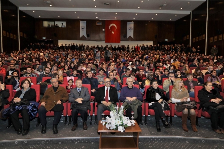 Erü’de Thm Sanatçısı Cengiz Özkan Konser Verdi