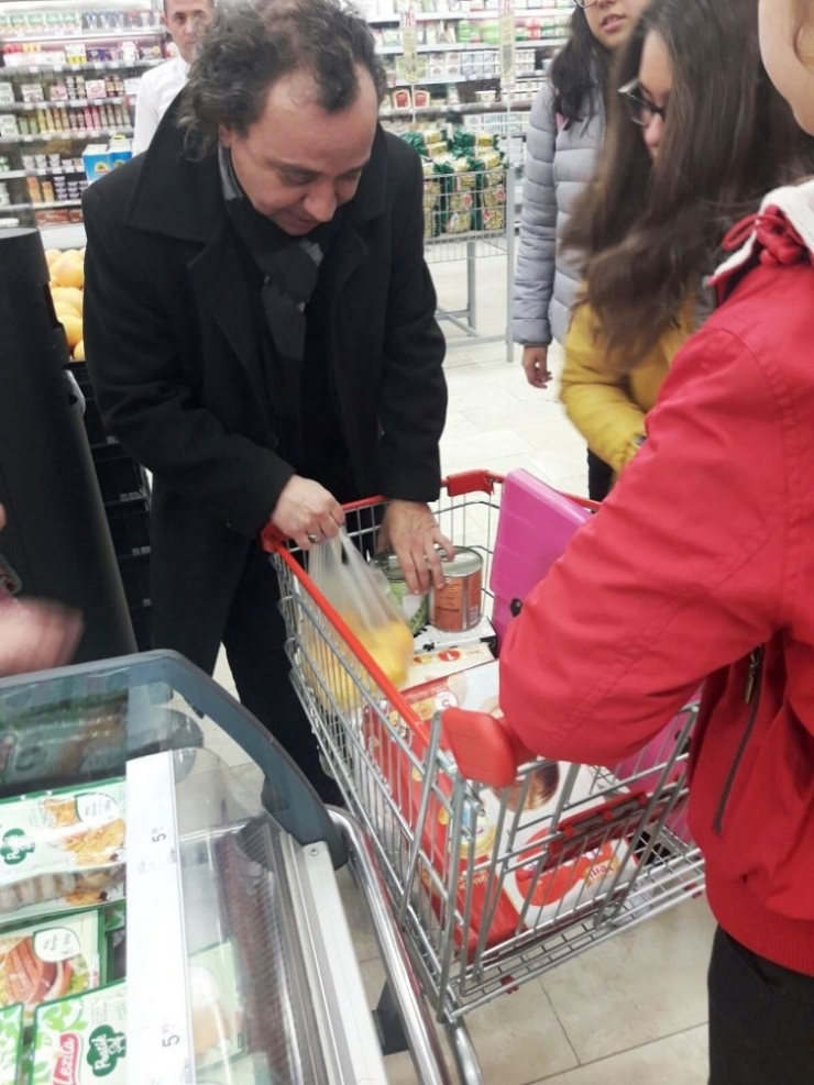 Öğrenciler, Yoksul Anneleri, Yaşlıları Ve Engellileri Yalnız Bırakmıyorlar