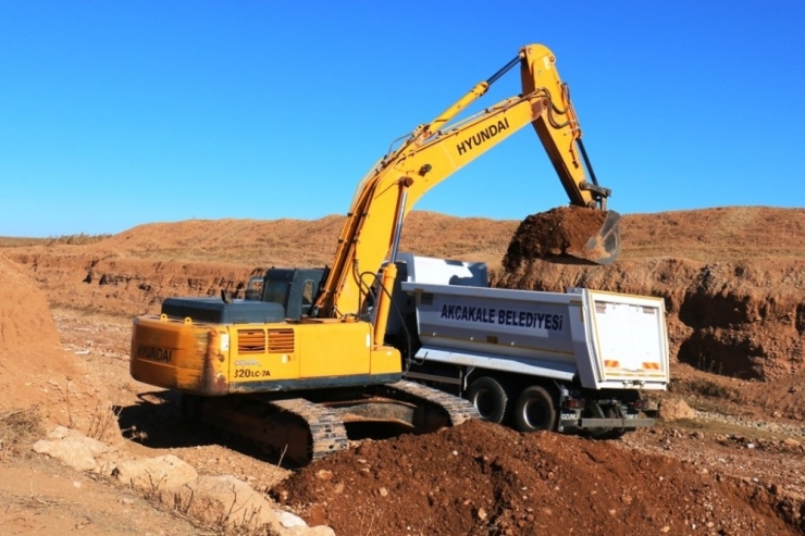 Akçakale’de Yol Yapım Çalışmaları Devam Ediyor