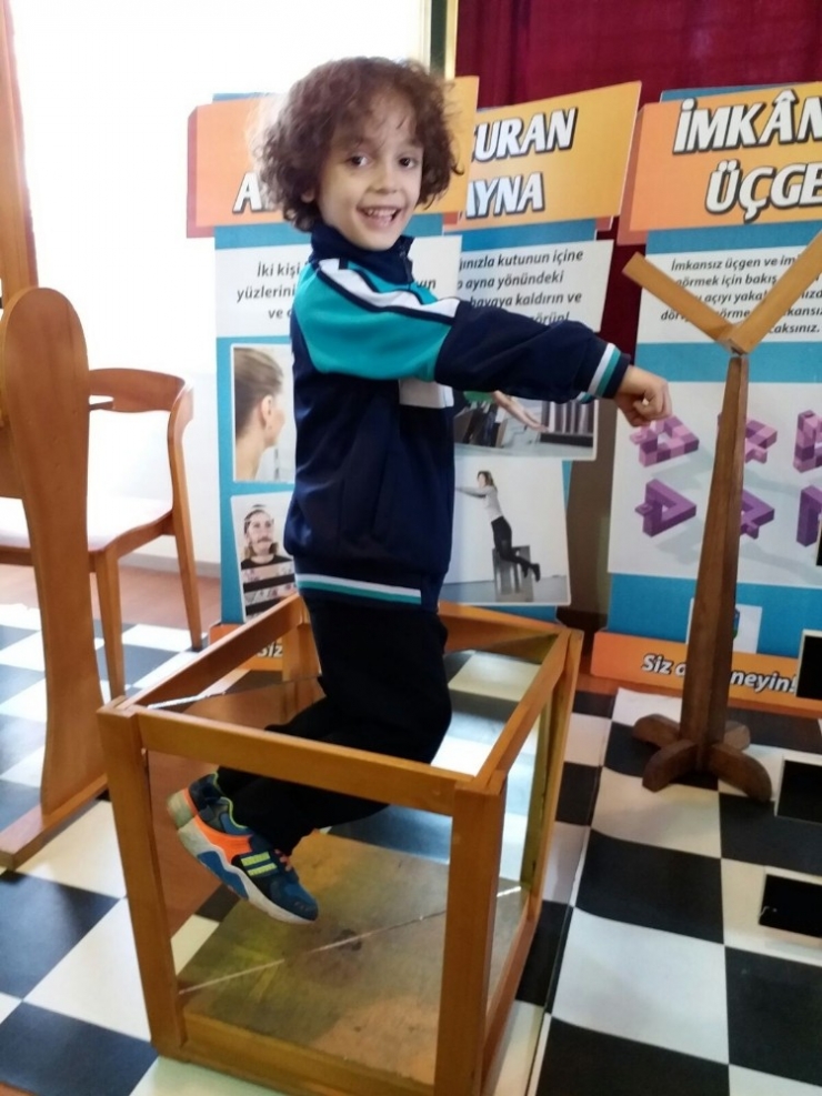 Başak Koleji’nden ‘Görünenin Ötesi Optik’ İllüzyon Sergisi