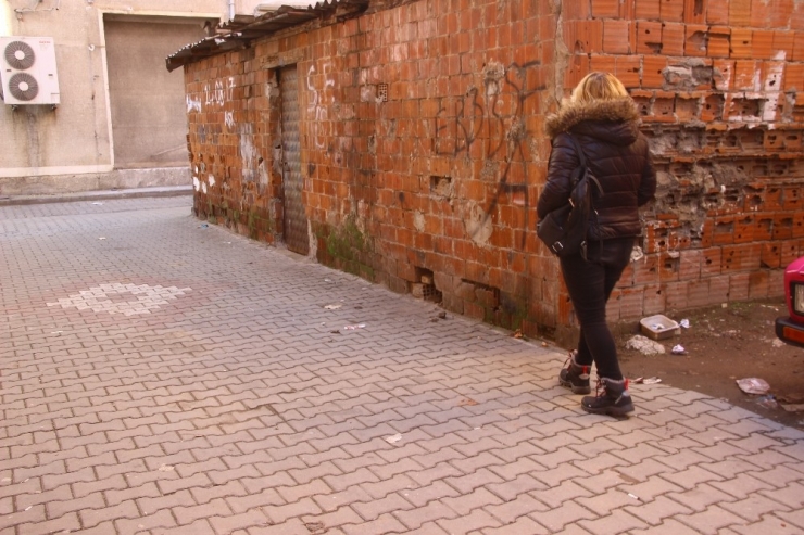 Kayıp Kör Kedisini Günlerdir Sokak Sokak Arıyor