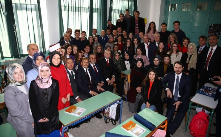 Cumhurbaşkanı Erdoğan, Celal Bayar Lisesi’ni Ziyaret Etti