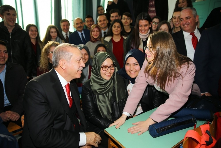 Cumhurbaşkanı Erdoğan, Celal Bayar Lisesi’ni Ziyaret Etti