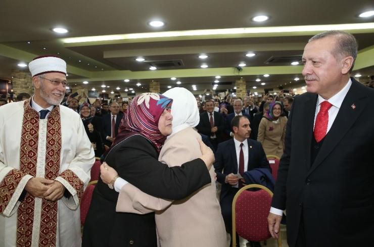 Cumhurbaşkanı Erdoğan, Soydaşlarla Bir Araya Geldi