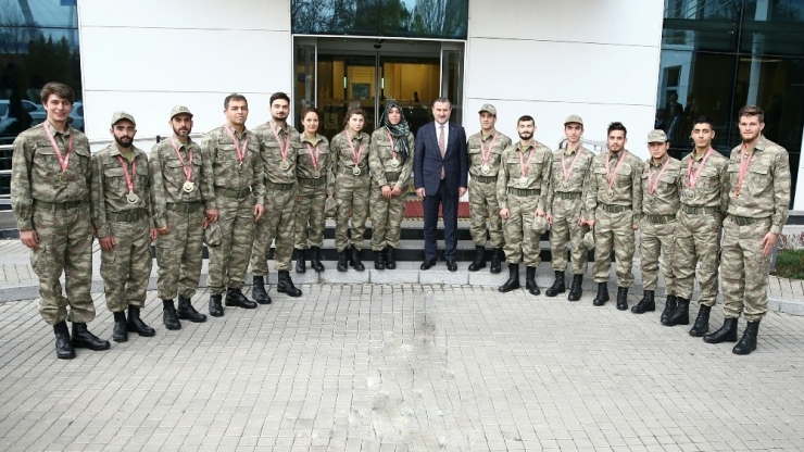 Bakan Osman Aşkın Bak, İşitme Engelli Olimpiyat Şampiyonu Sporcuları Kabul Etti