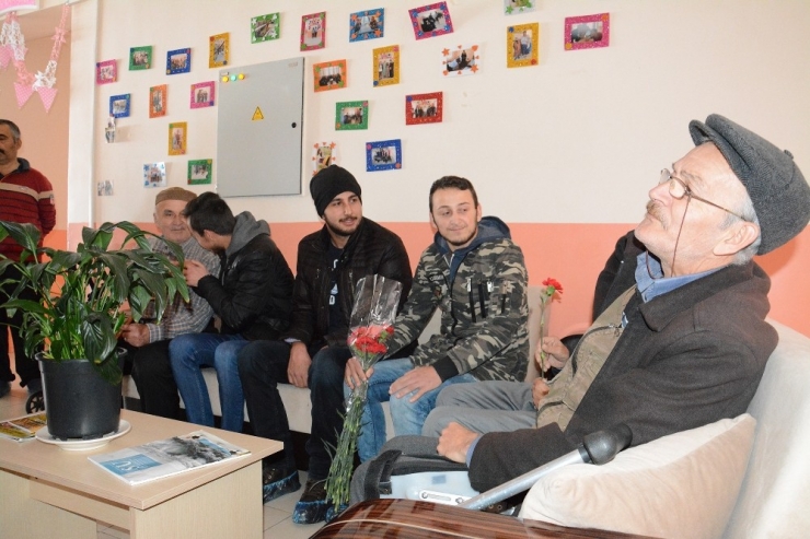 Giresun’un Şebinkarahisar İlçesinde Üniversiteli Öğrenciler, Bakım Merkezindeki Yaşlıları Ziyaret Etti