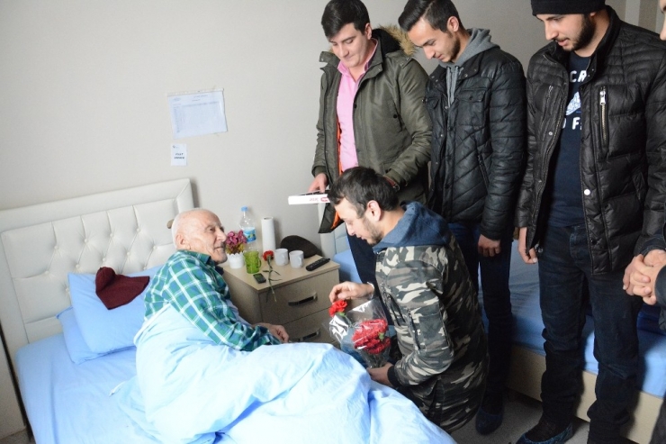 Giresun’un Şebinkarahisar İlçesinde Üniversiteli Öğrenciler, Bakım Merkezindeki Yaşlıları Ziyaret Etti