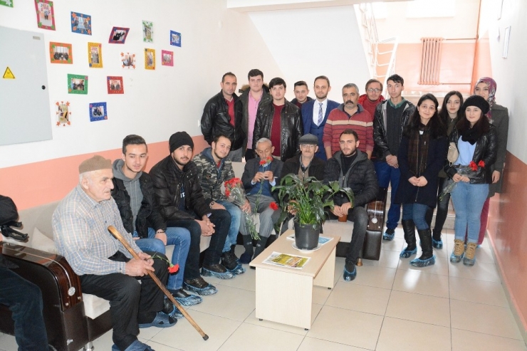 Giresun’un Şebinkarahisar İlçesinde Üniversiteli Öğrenciler, Bakım Merkezindeki Yaşlıları Ziyaret Etti