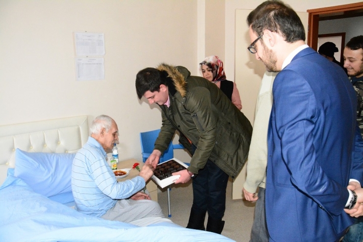 Giresun’un Şebinkarahisar İlçesinde Üniversiteli Öğrenciler, Bakım Merkezindeki Yaşlıları Ziyaret Etti