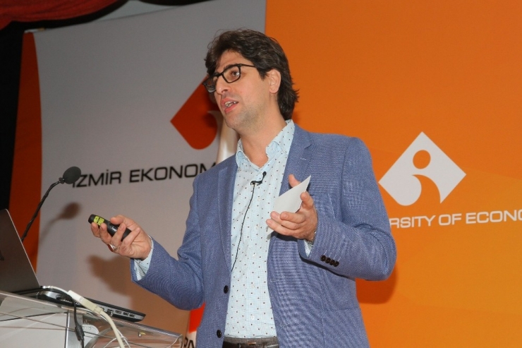 İzmir Ekonomi’de İletişimin Gücü Konuşuldu