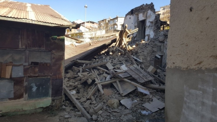 Göçük Altında Kalan Köpek, Polis Ve İşçiler Tarafından Kurtarıldı