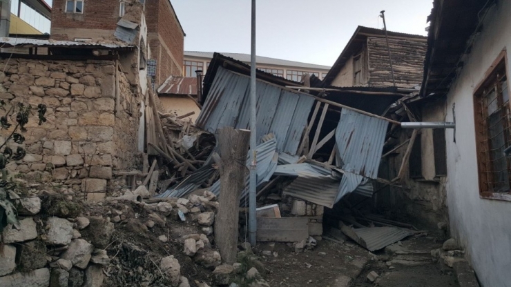 Göçük Altında Kalan Köpek, Polis Ve İşçiler Tarafından Kurtarıldı