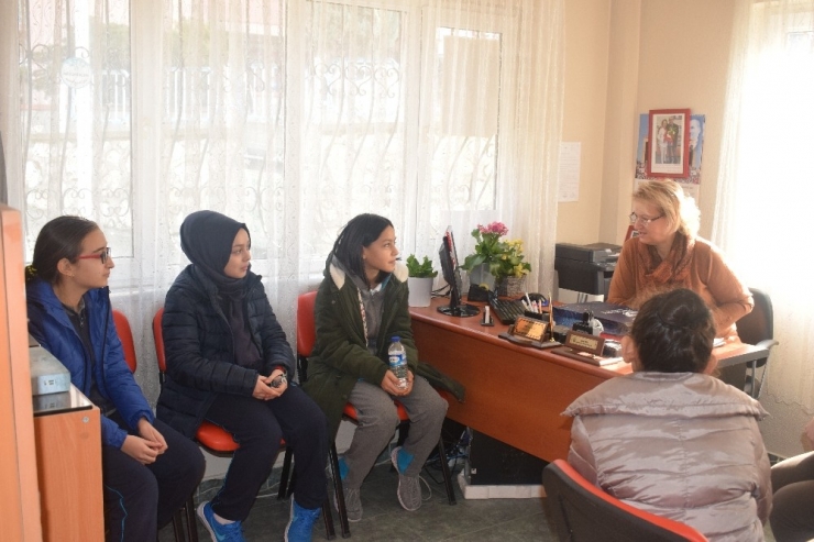 Öğrencilerden Kadın Muhtarlara Ziyaret