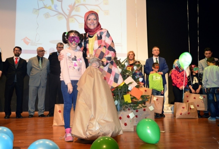 Sakarya’da Sevgi Evlerinde Kalan Çocukları Sevindirdiler