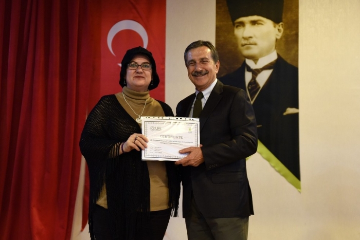 Hanımeli Sokak’ta Stantları Bulunan 95 Kadın Eğitime Katılım Sertifikalarını Aldı