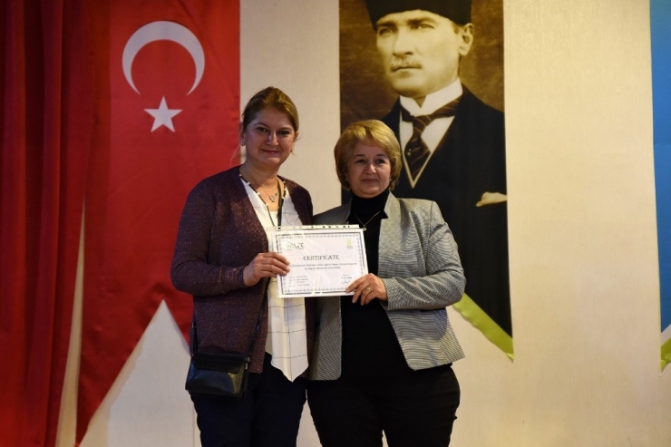 Hanımeli Sokak’ta Stantları Bulunan 95 Kadın Eğitime Katılım Sertifikalarını Aldı