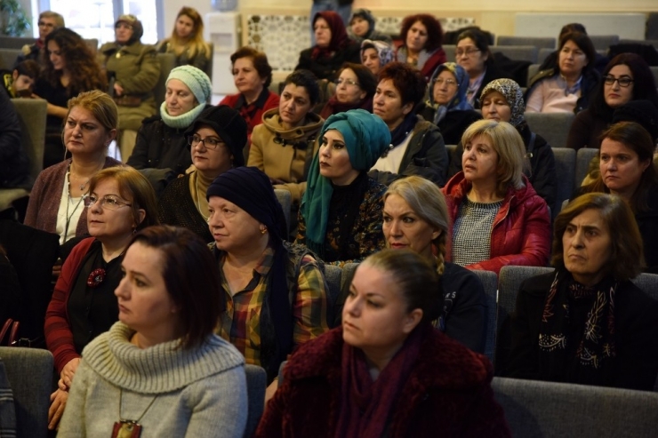 Hanımeli Sokak’ta Stantları Bulunan 95 Kadın Eğitime Katılım Sertifikalarını Aldı