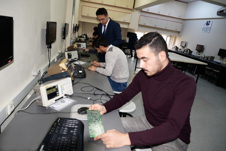 Elektronik Teknolojileri Laboratuvarı Çağa Ayak Uydurdu