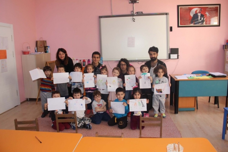 Üniversite Öğrencilerinden Miniklere Karikatür Etkinliği