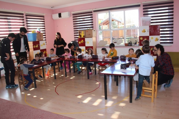 Üniversite Öğrencilerinden Miniklere Karikatür Etkinliği