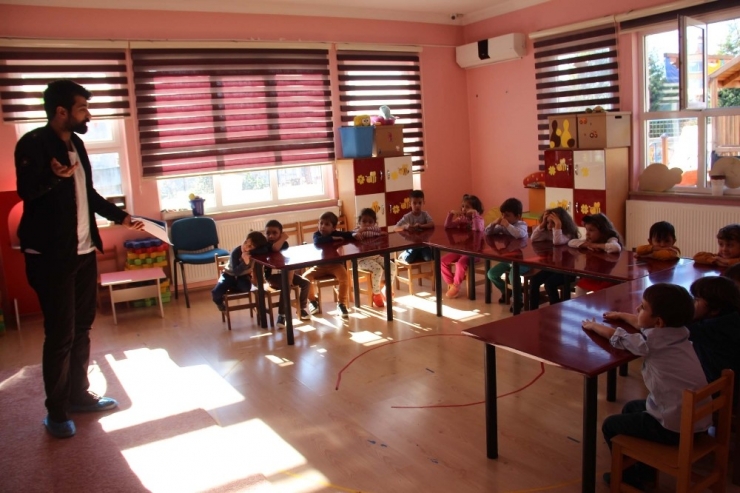 Üniversite Öğrencilerinden Miniklere Karikatür Etkinliği