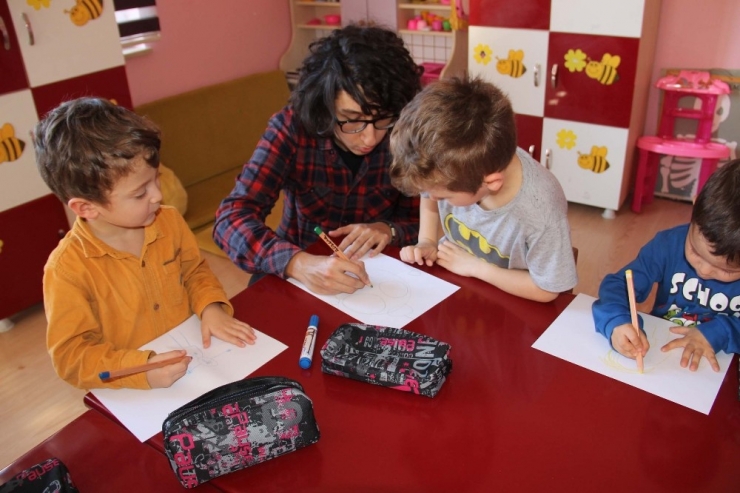 Üniversite Öğrencilerinden Miniklere Karikatür Etkinliği