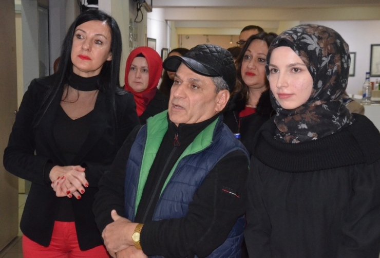 Rekortmen Dönercinin Kızından Karakalem Sergisi