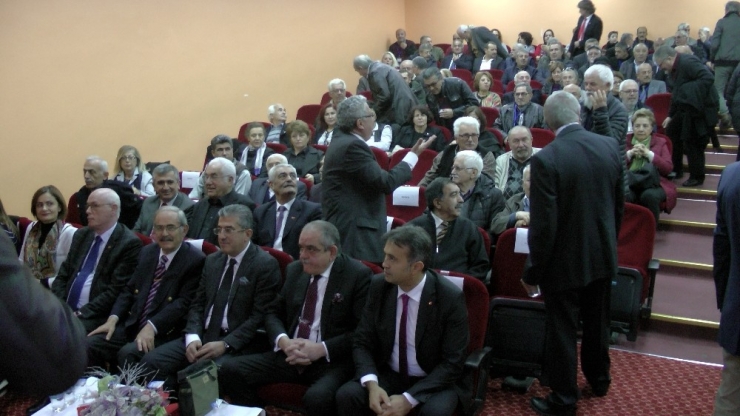 Chp İlçe Kongresinde İstiklal Marşı Çalınamayınca, Yerel Gazeteci, Boynunda Fotoğraf Makinesiyle Marşı Söyletti