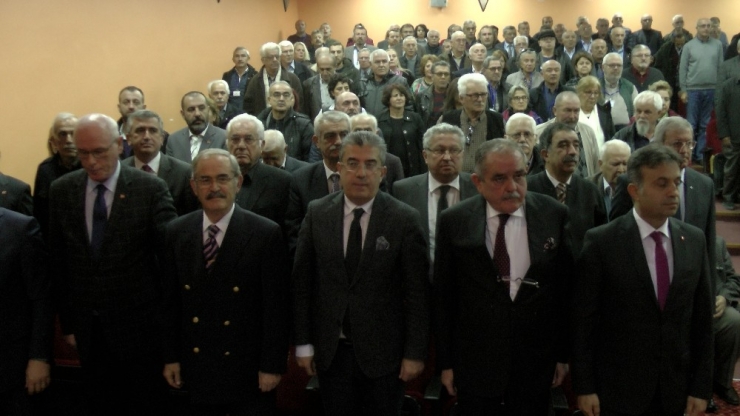 Chp İlçe Kongresinde İstiklal Marşı Çalınamayınca, Yerel Gazeteci, Boynunda Fotoğraf Makinesiyle Marşı Söyletti