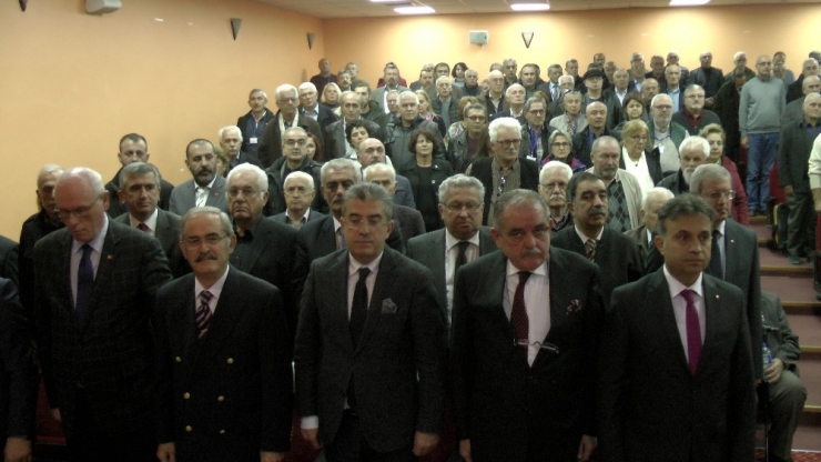 Chp İlçe Kongresinde İstiklal Marşı Çalınamayınca, Yerel Gazeteci, Boynunda Fotoğraf Makinesiyle Marşı Söyletti