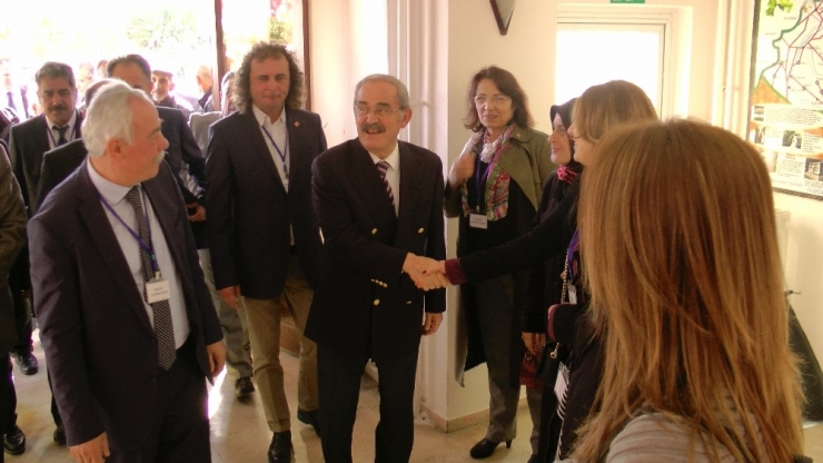 Chp İlçe Kongresinde İstiklal Marşı Çalınamayınca, Yerel Gazeteci, Boynunda Fotoğraf Makinesiyle Marşı Söyletti